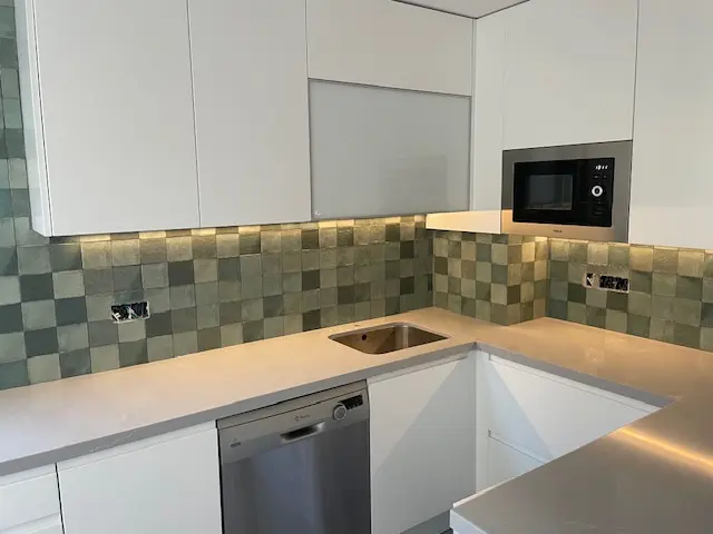 Reforma integral de cocina en Granada - Distribución optimizada con isla central