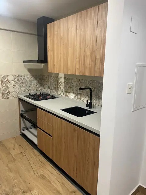 Reforma de cocina moderna en Granada - Diseño a medida con electrodomésticos integrados