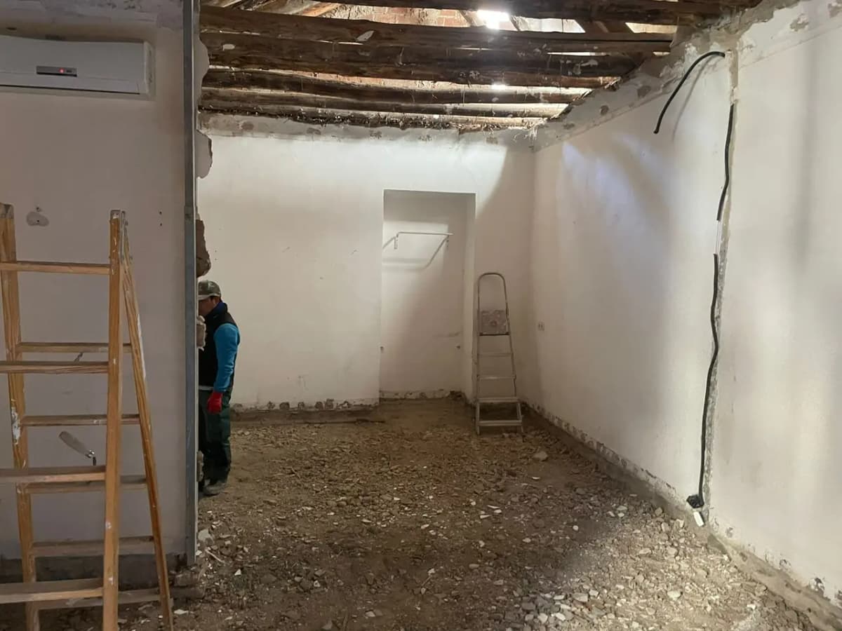 Trabajos complementarios en Granada - Electricidad, fontanería, ventanas y herrería profesional