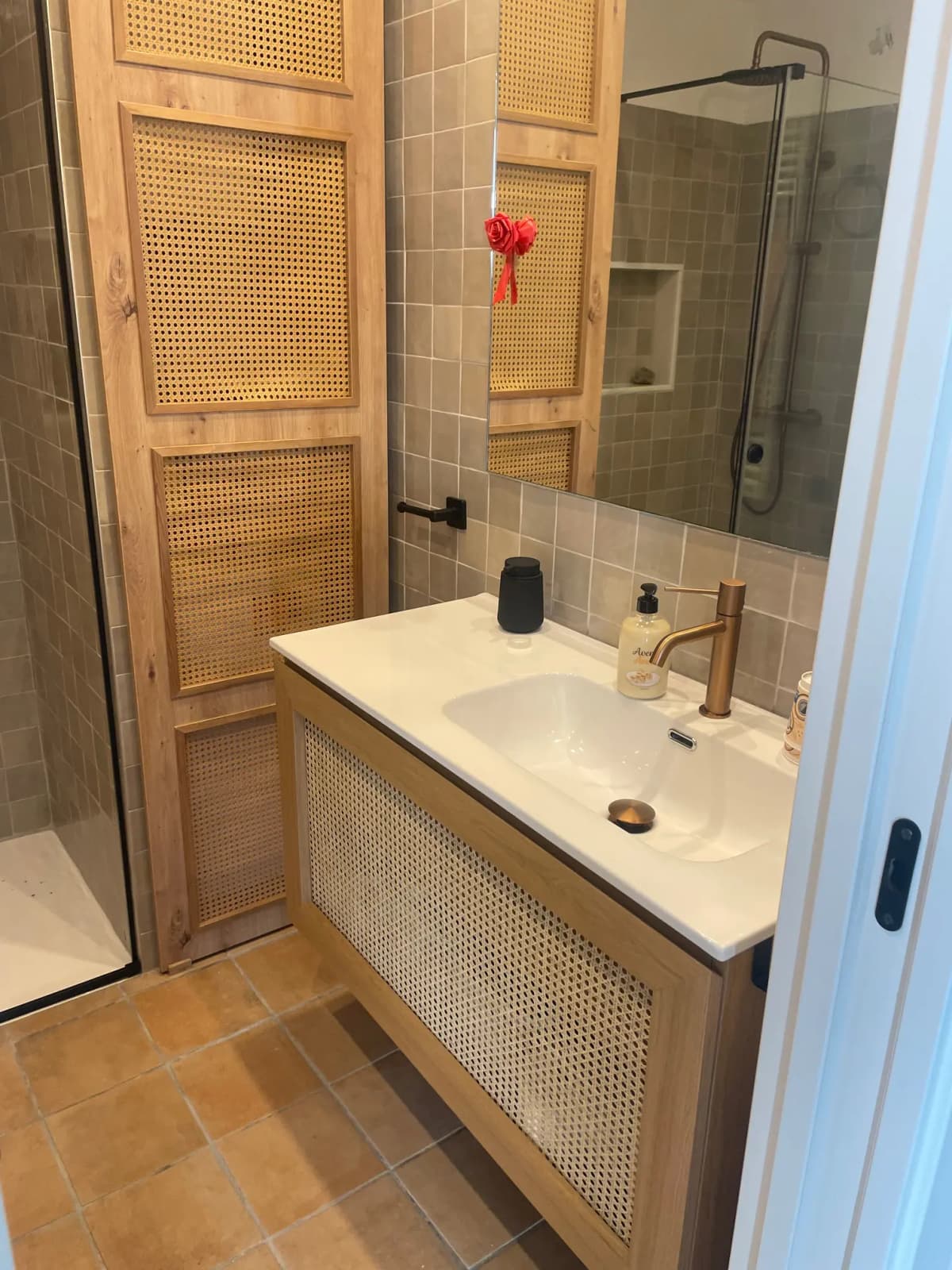 Reforma de baño en Granada - Cambio bañera por plato de ducha con mampara